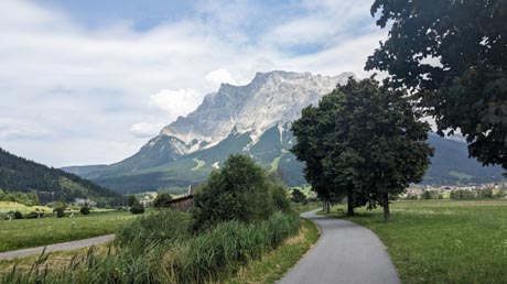 Loisach-Radweg vor Lermoos Blick zur Zugspitze