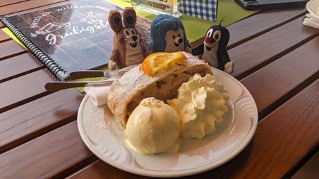 Apfelstrudel mit Vanilleeis in der Grubigstube Lermoos Apfelstrudel mit Vanilleeis in der Grubigstube Leermoos