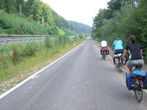 Radweg an Straße Radweg an Schnellstraße