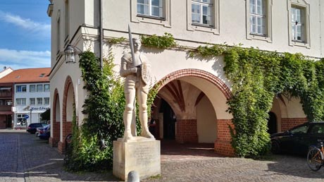 Roland-Figur am Rathaus Gardelegen Roland-Figur am Rathaus Gardelegen