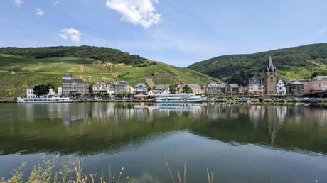 Blick über die Mosel nach Bernkastel