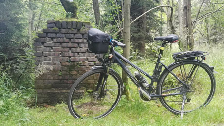 Quelle Freiberger Mulde mit Fahrrad Quelle Freiberger Mulde mit Fahrrad