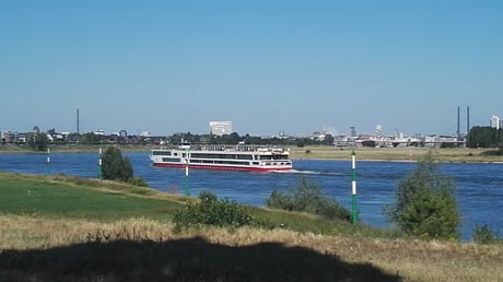 Rhein vor Düsseldorf
