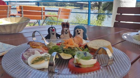 Mittag im Biergarten am Rhein Mittag im Biergarten am Rhein