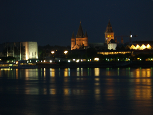 nächtlicher Blick vom Schiff nach Mainz nächtlicher Blick vom Schiff nach Mainz