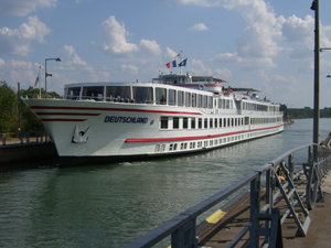 Schiff Rhein-Staustufe Iffzeheim Schiff Rhein Staustufe Iffzeheim