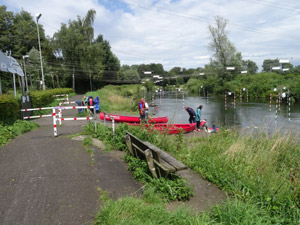 Kanuten auf Wildwasserstrecke