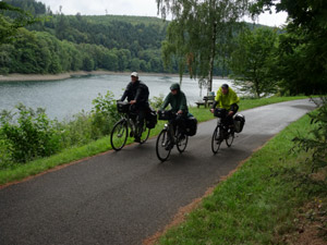 Ruhrtalradweg am Hennestausee Ruhrtalradweg an Hennestausee