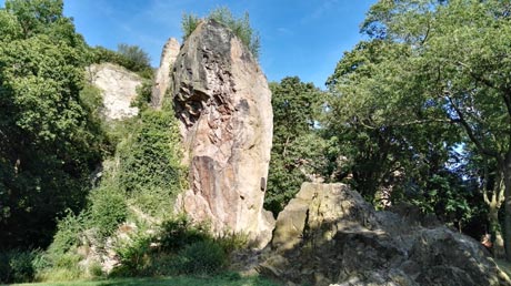 Felsen an der Saale in Halle Felsen an der Saale in Halle