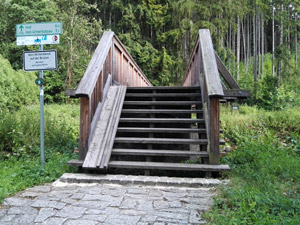 Holzbrücke mit Stufen am Saaleradweg
