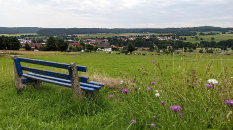 Bank mit Ausblick nach Storndorf Bank mit Ausblick nach Storndorf