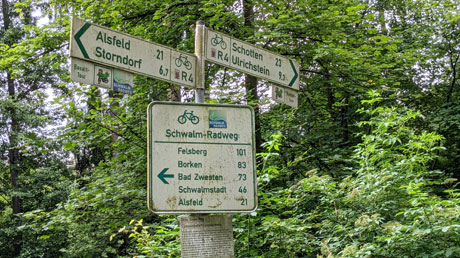 Radweghinweis an der Quelle Radweghinweis an der Quelle