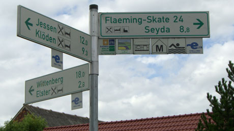 Radweg-Hinweisschild am Elberadweg in Listerfehrda