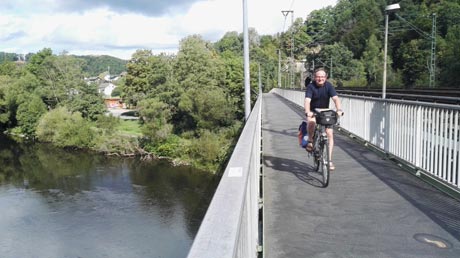 Radweg neben der Bahnbrücke Herchen