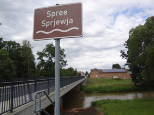 Schild an Spreebrücke