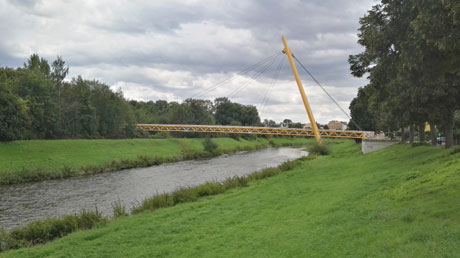 gelbe Fußgängerbrücke in Gera