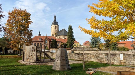 Laucha Blick über Stadtmauer zur Kirche Laucha Blick über Stadtmauer zur Kirche