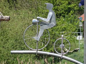 Radfahrer aus Metall über Werra