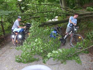 Hindernis auf dem Radweg Hindernis auf dem Radweg